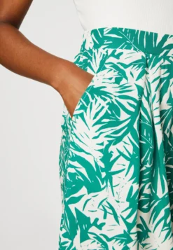 Anna Field Shorts - Green/Off White -Style Hub Shop 4891f9cef8aa4d279a31c6a0450a8b64 scaled