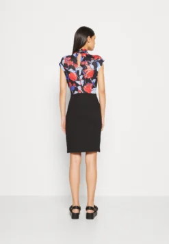 Anna Field Jersey Dress - Black/Red/Blue -Style Hub Shop c05fbde42f8e4906a1f19d97d4c86d72 scaled