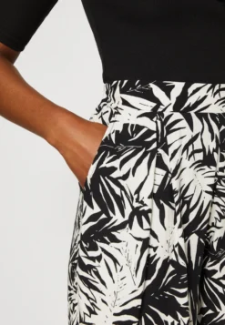 Anna Field Shorts - Black/Off-White -Style Hub Shop ed4ea5b74138457188b6f733ef8869e5 scaled